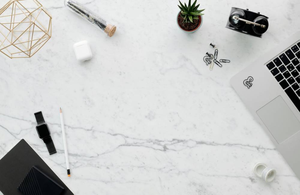 スマートフォン上に浮かぶショッピングカートのアイコン。オンラインショップでのセールやお得な買い物のイメージ。