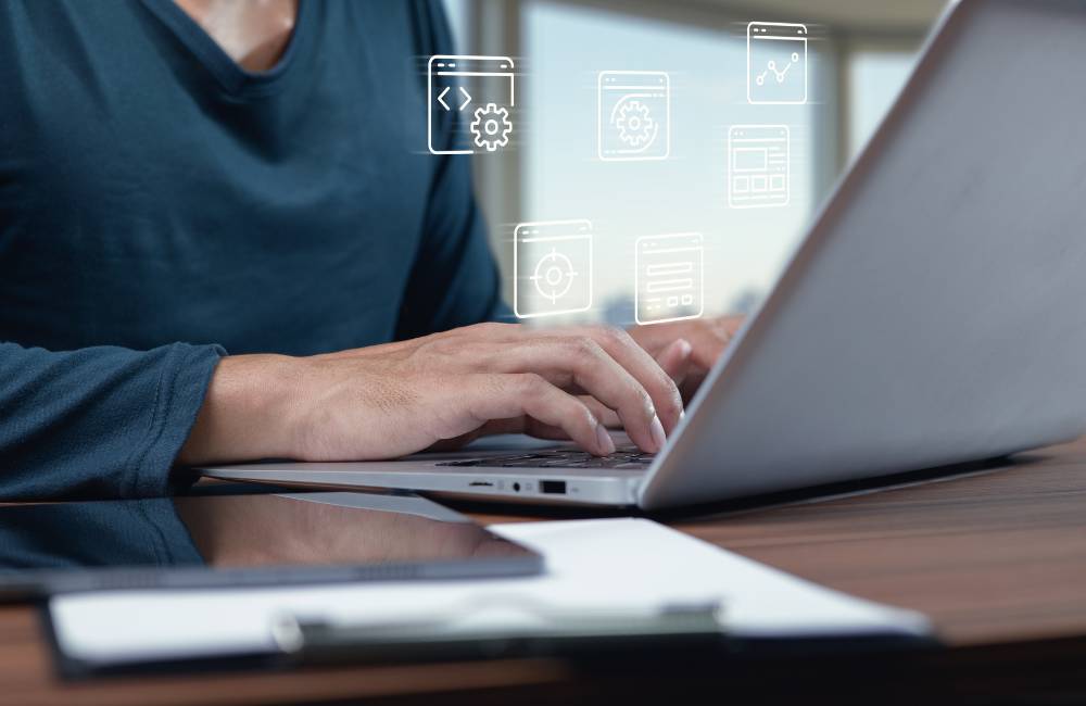 複数のアイコンが浮かぶ中でノートパソコンを操作する様子。多様なニーズに応える信頼のサービス。