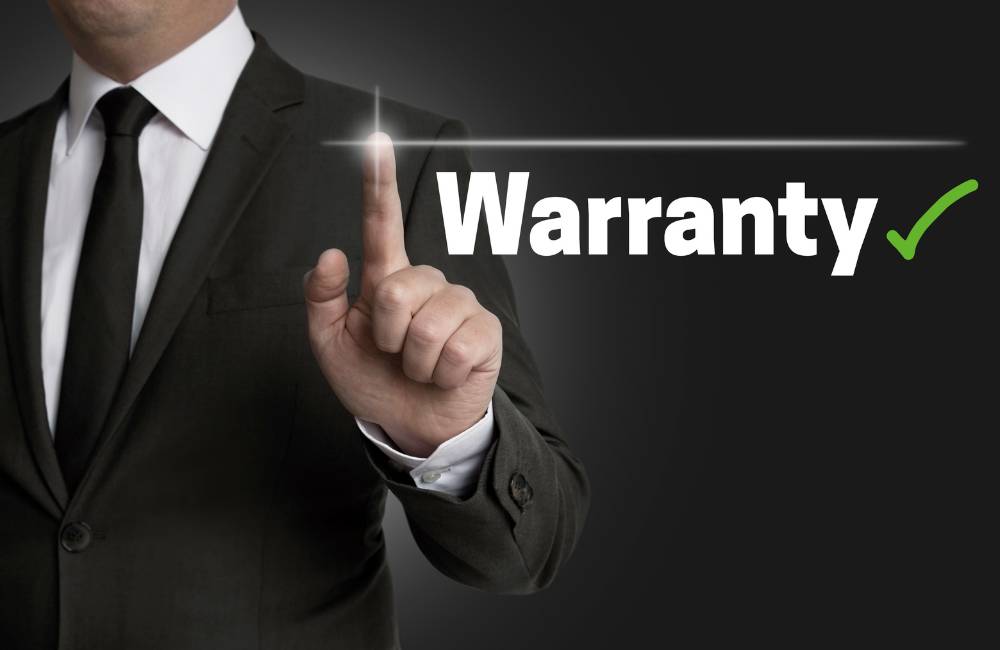 Warranty(保証)」の文字を指さすスーツ姿の男性(3年保証の安心感を強調)