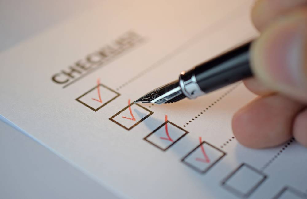 万年筆でチェックリストの項目にチェックを入れる手元(自分に合う1台を選ぶ様子)