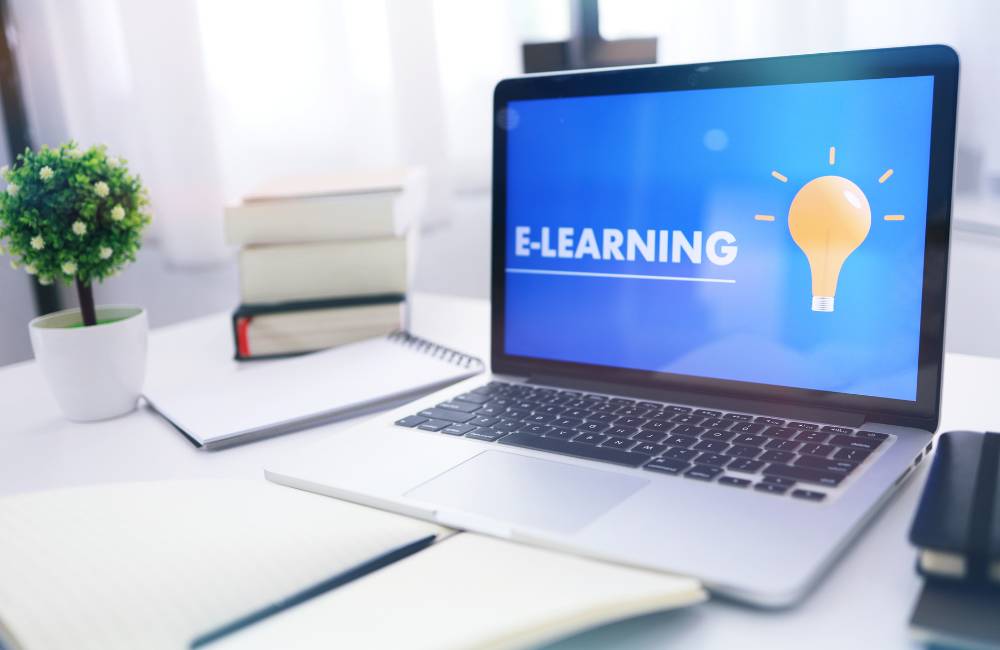 画面に「E-LEARNING」と電球のアイコンが表示された、学習用途をイメージさせるノートパソコン