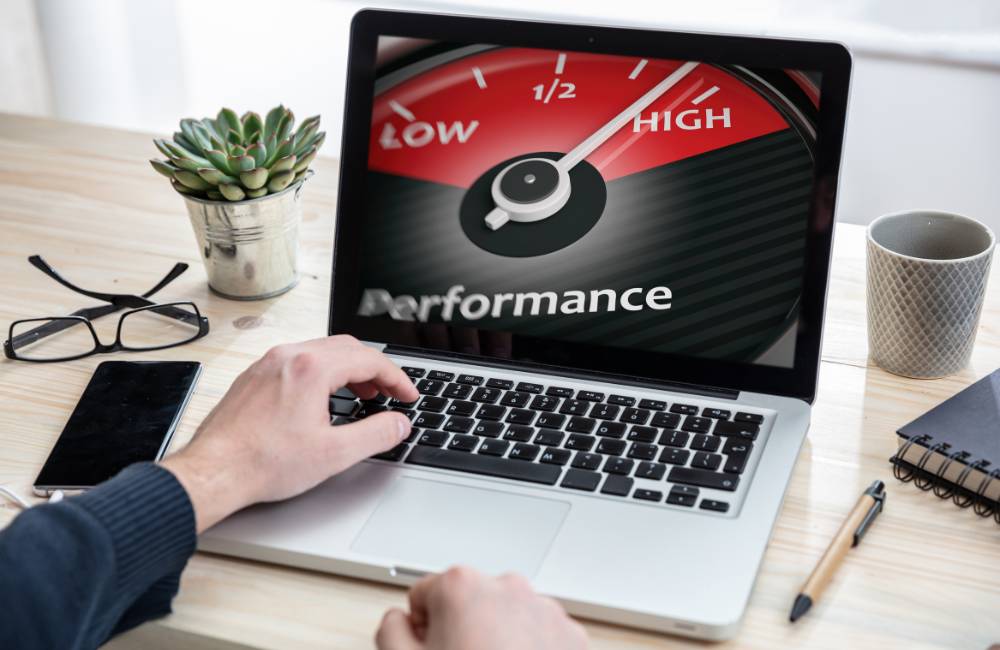 パソコンの画面に「Performance」の文字と「High」を指すスピードメーターが表示されている様子。適切なメンテナンスによって中古PCの性能を最大限に引き出すプロセスを表現しています.