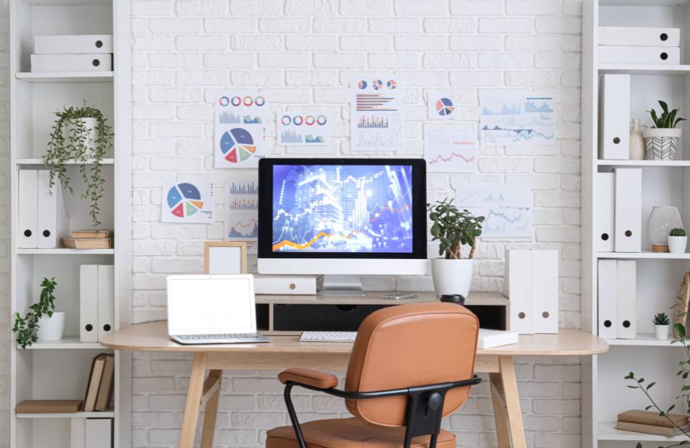 明るく清潔感のあるデスクに配置されたデスクトップPCとノートパソコン。メーカーを問わず、豊富な選択肢の中から自分にぴったりの一台を選べる専門店をイメージしています.