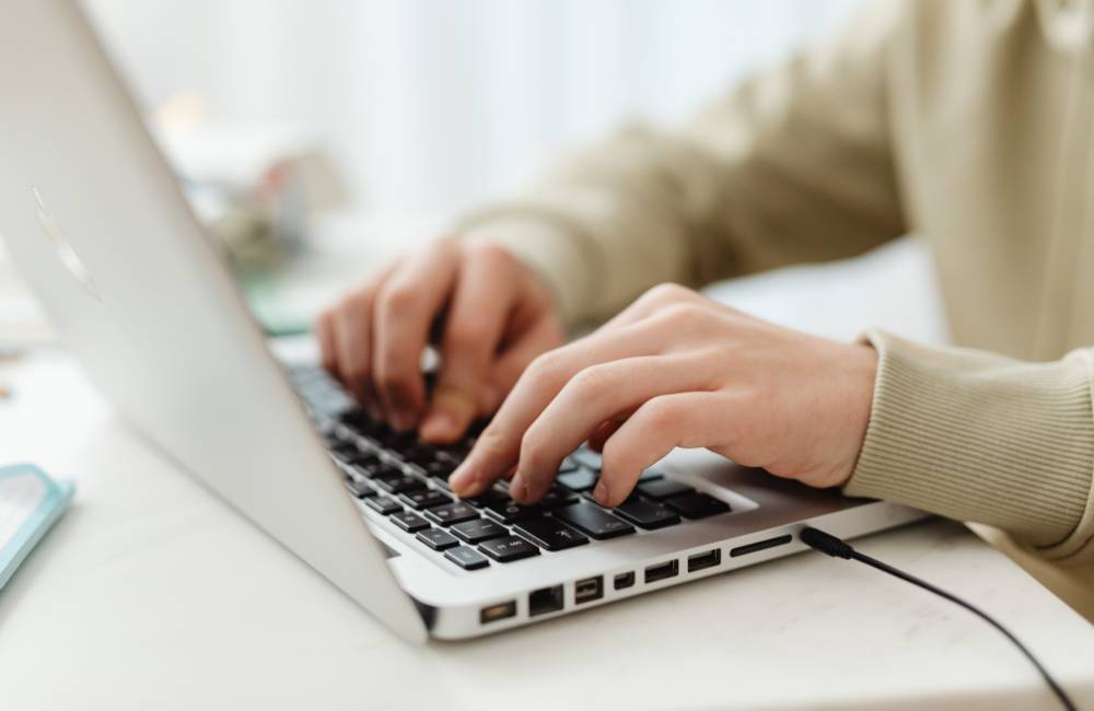 中古DELLパソコン選びで重要なポイントとなる、タイピングしやすいキーボード配列と確かな打鍵感を確認する手元のアップ