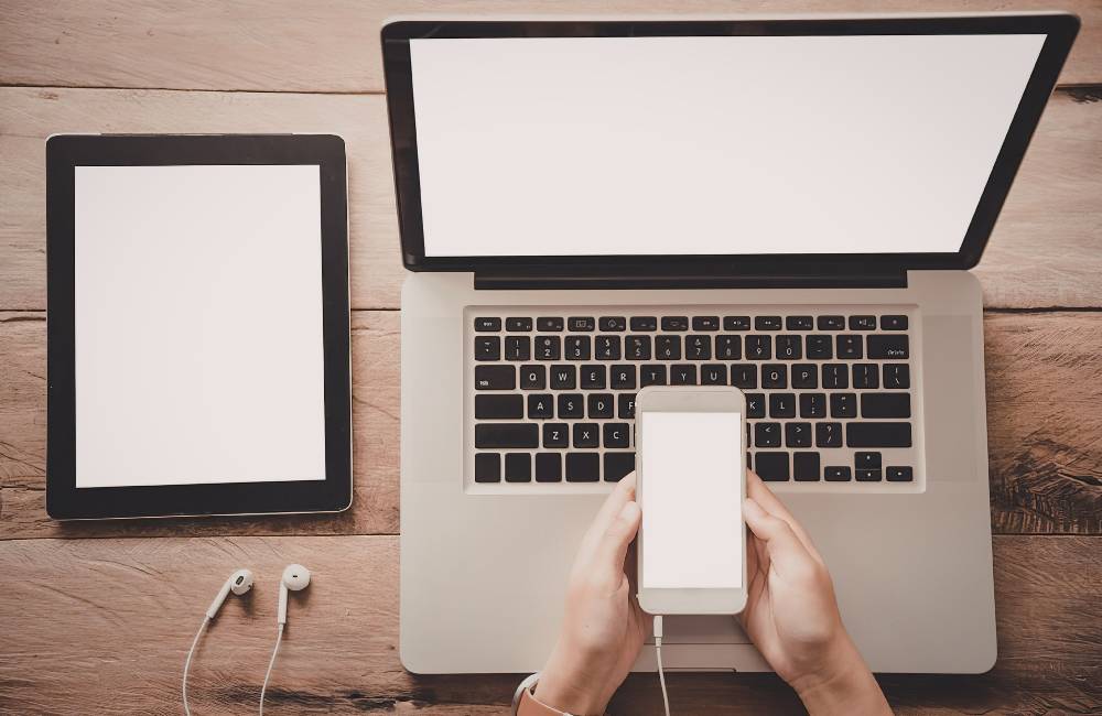 落ち着いた空間でDynabookを使用して作業に集中するビジネスパーソン。長年の信頼性を象徴するプロフェッショナルなイメージ。