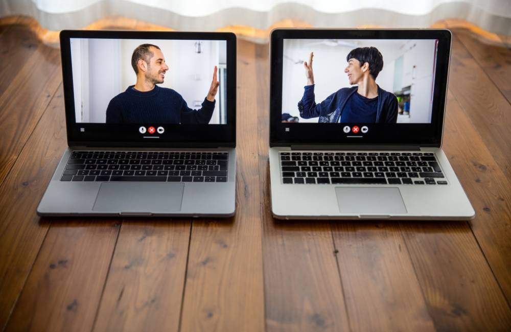 横に並んだ2台のノートパソコン。異なるモデル(シリーズ)を比較検討している様子を表すイメージ。