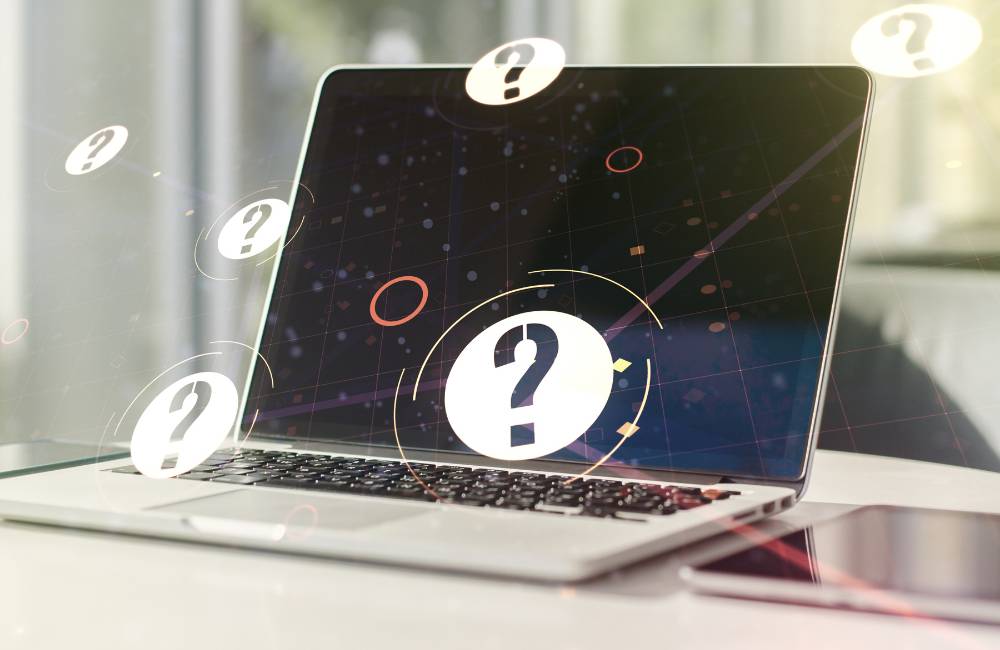 ノートパソコンの画面上に疑問符(クエスチョンマーク)が浮かんでいるグラフィック。スペック選びの疑問を解決するイメージ。