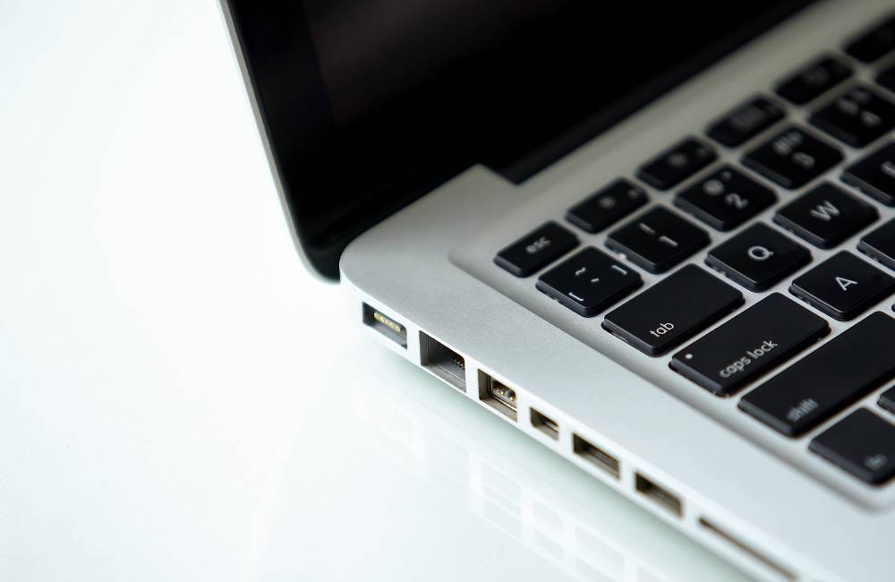 ノートパソコンの側面にあるUSBポートやLANポート、HDMI端子などの接続端子をアップで撮影した写真。
