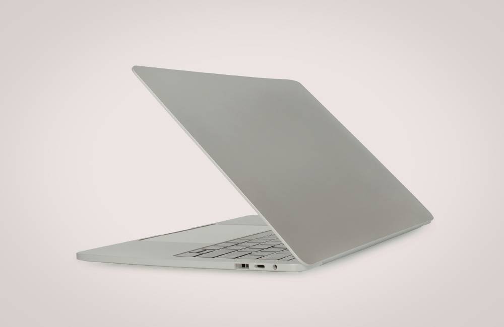 薄型でスタイリッシュなシルバーのノートパソコンを斜め後ろから捉えた外観。Dynabook特有の薄さと軽さを強調するデザイン。