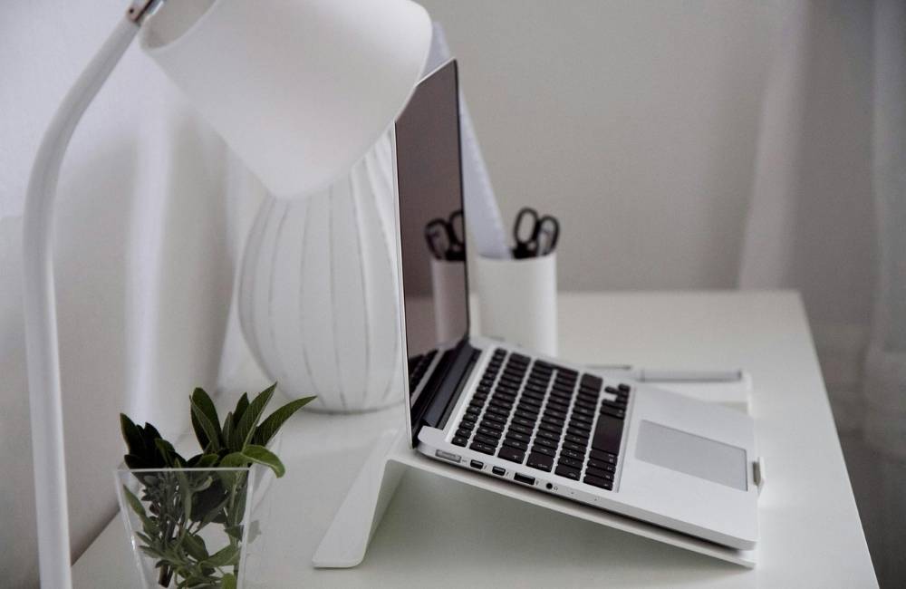 パソコンスタンドに設置され、キーボードと操作部が強調されたノートパソコンのクローズアップ