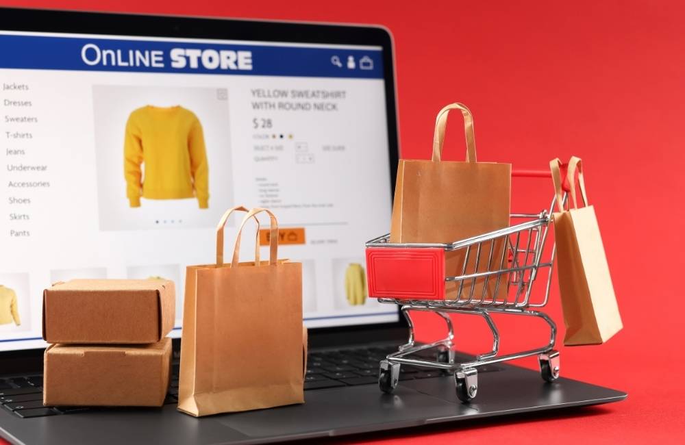 パソコンスタンドに設置され、キーボードと操作部が強調されたノートパソコンのクローズアップ