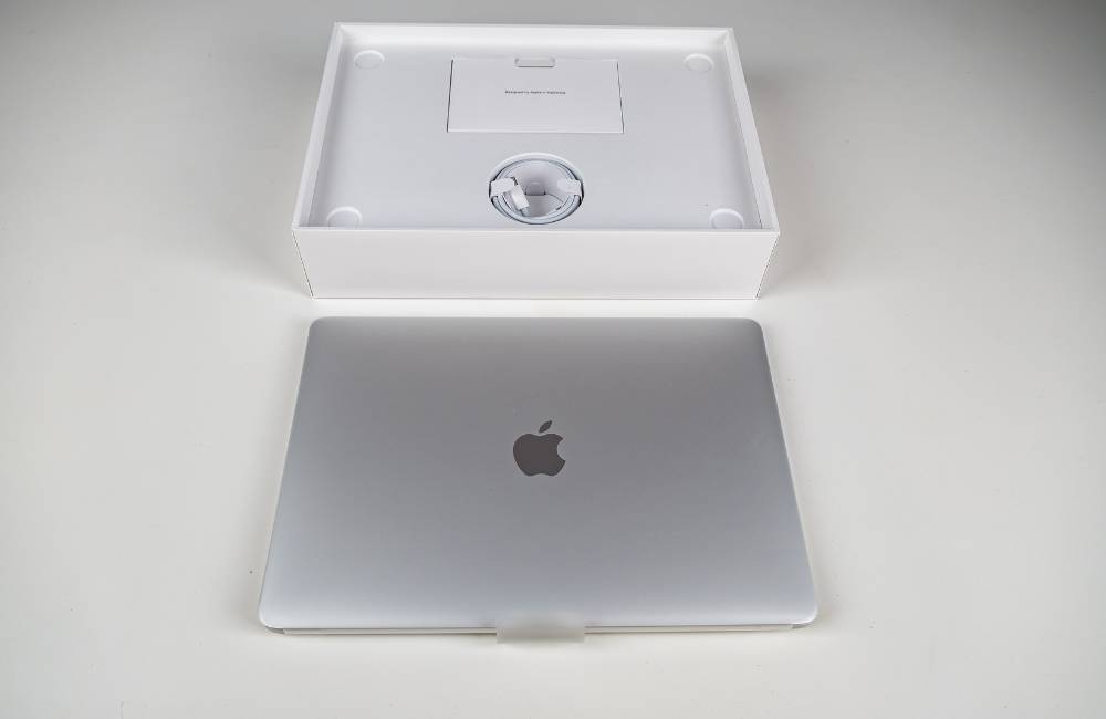 梱包箱と付属品が揃った状態の良いMacBook