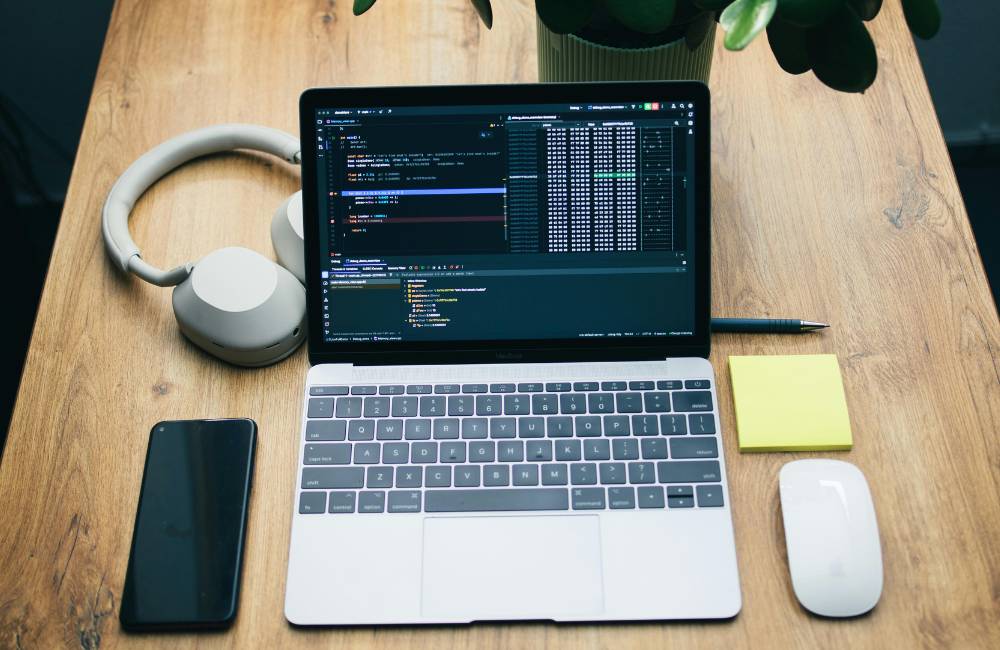 画面にコードが表示された高性能なMacBookでの作業風景