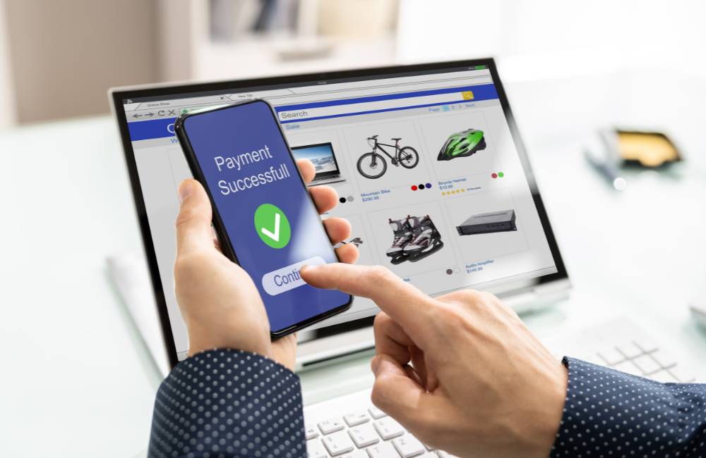 スマートフォンの画面に「Payment Successful（支払い成功）」と緑色のチェックマークが表示されている。