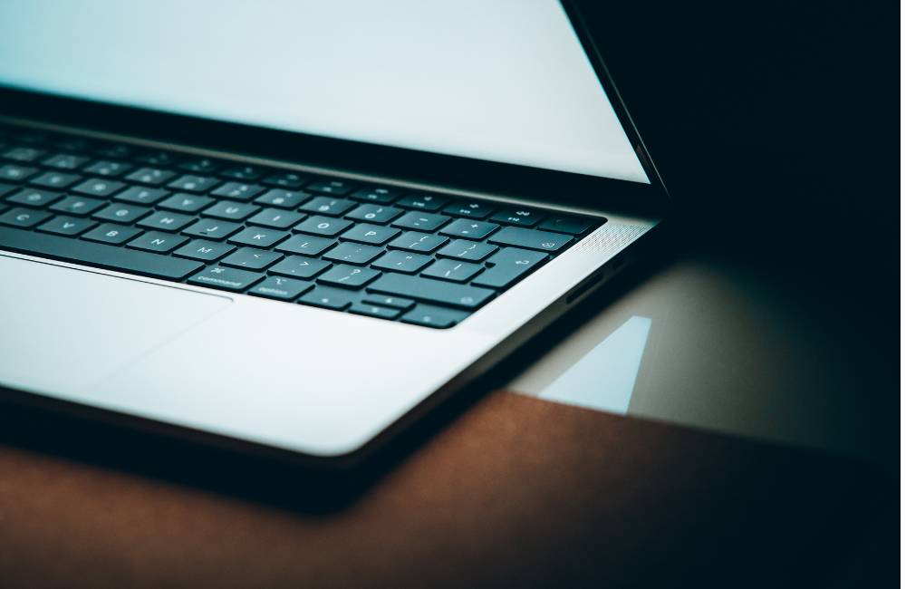 ノートパソコンのキーボードと側面、ポート類（接続端子）のクローズアップ。