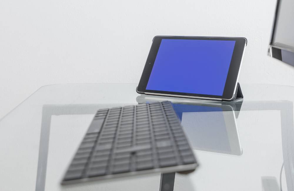 背面スタンドで自立し、キーボードを前に置いたタブレットスタイルのSurface