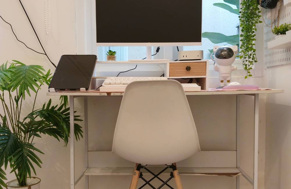 おしゃれに整えられたデスクにタブレットやモニターが並ぶ、快適なPC作業環境の全体像