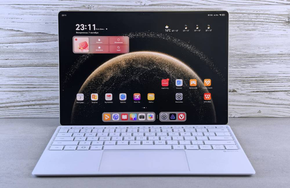 専用キーボードを装着し、ノートPC（Laptopスタイル）としてデスクに置かれたSurface