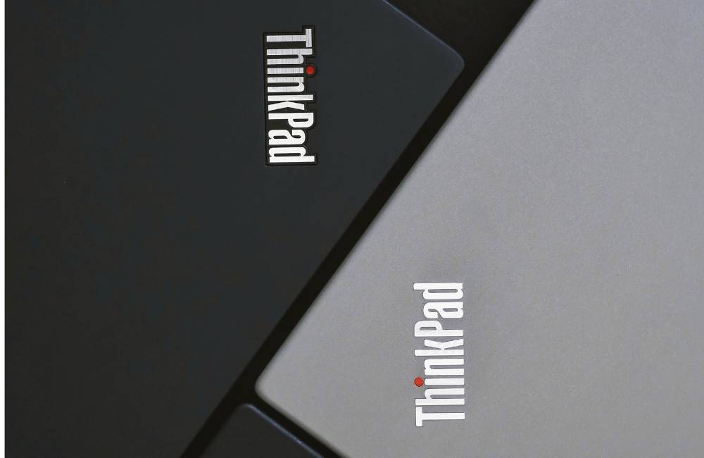 黒と銀のThinkPadの天板が重なり、赤色のドットがアクセントになったThinkPadロゴが鮮明に見える様子