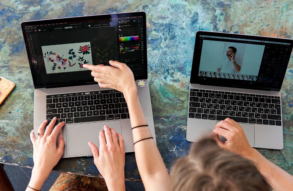 2台のノートパソコンでクリエイティブな作業を行う様子（VAIOの品質とこだわり）