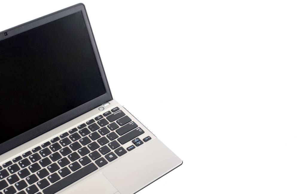 洗練されたシルバーカラーのノートパソコンの筐体とキーボードのデザイン