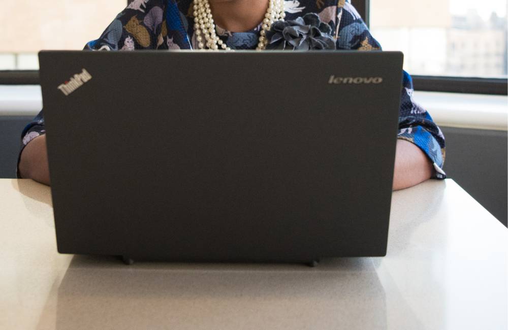 ThinkPadとlenovoのロゴが印字された天板のアップ写真。専門店が扱う高品質な機体の象徴。