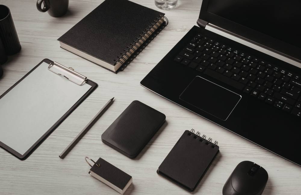 マウスや文房具と並ぶノートパソコン。用途に応じた最適な一台を選ぶ基準を視覚化。