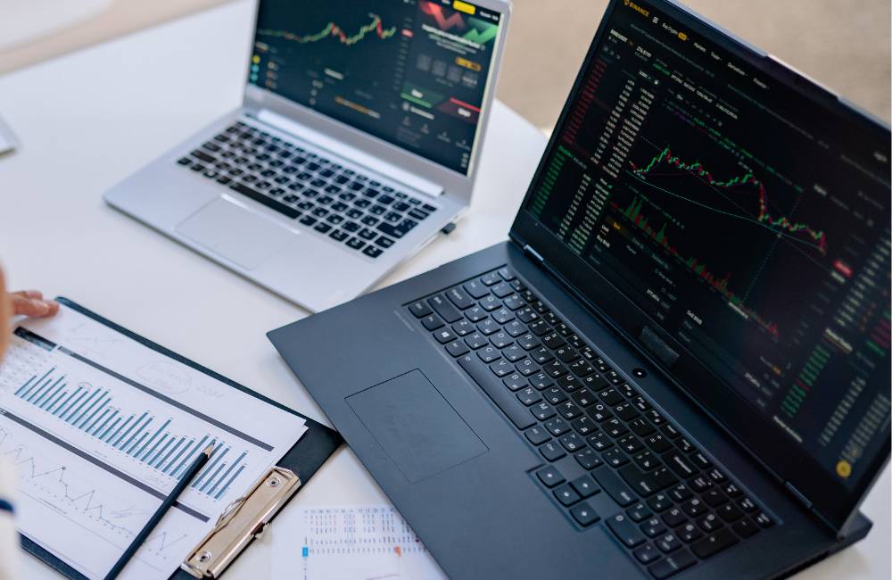 2台のPCを並べてデータを分析する作業風景。ビジネスやプロユースに応える性能をイメージ。