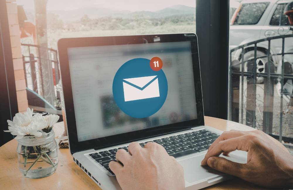 ノートパソコンの画面上に表示された多数の未読メール通知アイコン