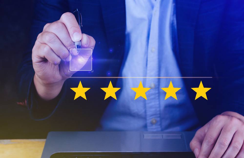 ノートパソコンの前で、最高評価の5つ星を指し示し、一番のおすすめを決定している様子