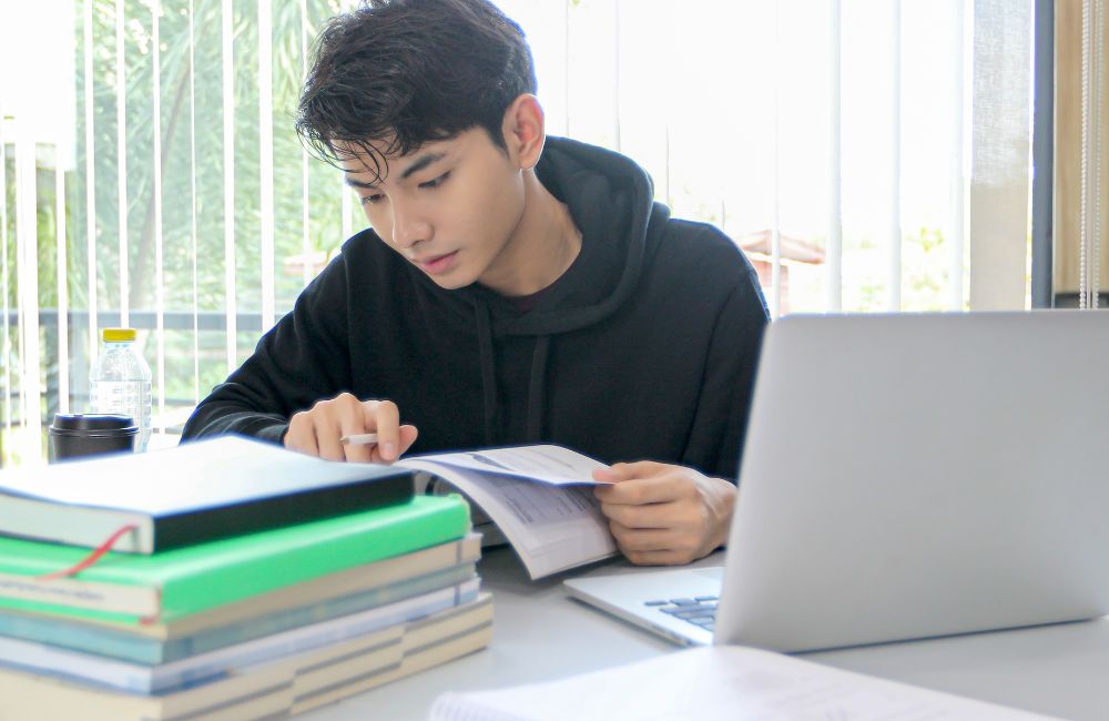 新生活シーズンにノートパソコンで勉強する学生