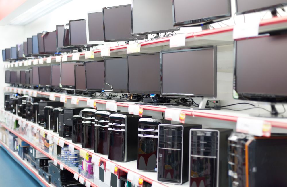 決算期の中古パソコンの在庫状況をイメージした店頭の商品棚」